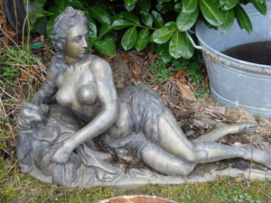 nackte bronze frau